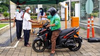 Dibagikan secara drive thru, warga pun tak perlu turun dari motor maupun mobil untuk mendapatkan takjil.
