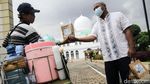 Cegah Penyebaran Corona, Masjid Al-Azhar Kasih Takjil Drive Thru