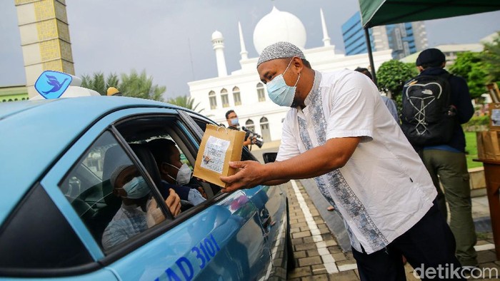 Pengurus Masjid Al Azhar sediakan takjil atau hidangan berbuka puasa untuk warga. Menariknya, pembagian takjil dilakukan secara drive thru guna mencegah Corona.
