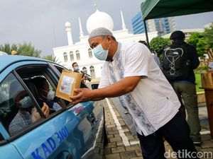 Cegah Penyebaran Corona, Masjid Al-Azhar Kasih Takjil Drive Thru