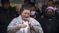 Ibunda Wright, Katie, menuturkan kepada wartawan di lokasi bahwa dirinya menerima telepon dari putranya pada Minggu (11/4) sore waktu setempat, soal polisi menghentikan kendaraan anaknya karena memasang pengharum mobil di kaca spion tengah di dalam mobilnya. Praktik itu ilegal di negara bagian Minnesota. AP/Jeff Wheeler  