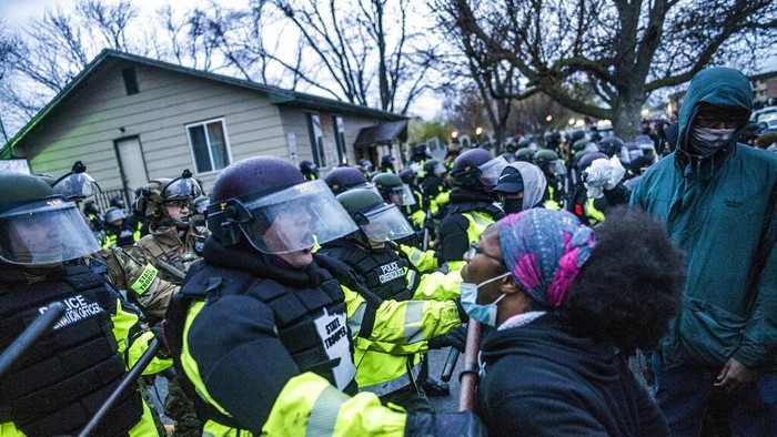 Protesters confronted police over the shooting death of Daunte Wright at a rally at the Brooklyn Center Police Department in Brooklyn Center, Minn., Monday, April 12, 20121. (Richard Tsong-Taatarii/Star Tribune via AP)