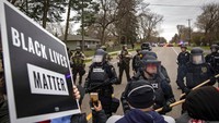 Tuntutan Black Lives Matter pun kembali bergaung di jalanan Minnesota. Mengingatkan kembali tragedi penembakan George Floyd sebelumnya. AP/Christian Monterrosa  