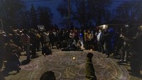 Seperti dilansir Reuters, Senin (12/4/2021), lokasi penembakan fatal pada Minggu (11/4) waktu setempat ini terjadi di lokasi yang berjarak 16 kilometer dari lokasi kematian seorang pria kulit hitam bernama George Floyd yang lehernya ditindih lutut seorang polisi dalam penangkapan pada Mei tahun lalu. AP/Carlos Gonzalez    