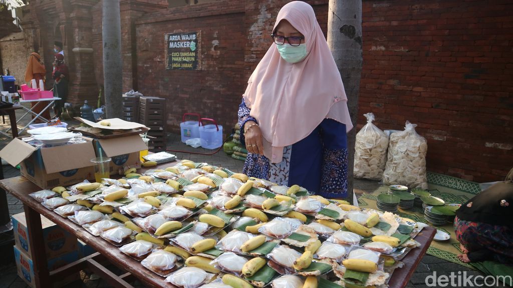 Awal Ramadhan Intip Ketan dan Puli Kotokan Disajikan di Kompleks Menara Kudus