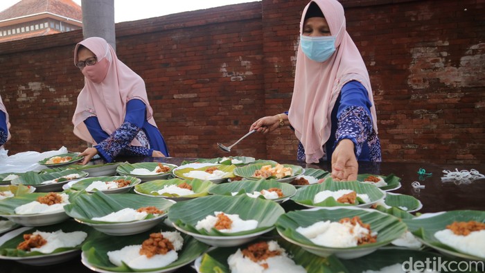 Awal Ramadhan Intip Ketan dan Puli Kotokan Disajikan di Kompleks Menara Kudus