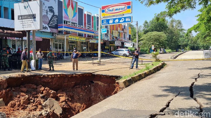 Backhoe spider dikerahkan tangani jalan amblas di GDC Depok