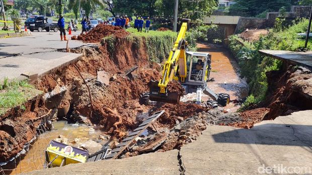 Backhoe spider dikerahkan tangani jalan amblas di GDC Depok