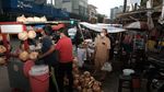 Berburu Takjil Jelang Buka Puasa di Bendungan Hilir