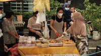 Rida memastikan protokol kesehatan di lokasi berjualan takjil berjalan. (Foto: Andhika Prasetia/detikcom)