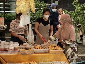 Berburu Takjil Jelang Buka Puasa di Bendungan Hilir
