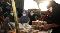Para pedagang mengenakan masker saat menjajakan dagangannya. (Foto: Andhika Prasetia/detikcom)