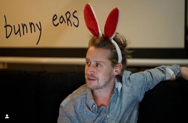 Macaulay Culkin kini tengah menjalani peran barunya sebagai ayah. Macaulay dan tunangannya Brenda Song menyambut kelahiran anak mereka yang diberi nama Dakota pada April 2021. Foto: Dok. Instagram/brendasong