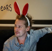 Macaulay Culkin kini tengah menjalani peran barunya sebagai ayah. Macaulay dan tunangannya Brenda Song menyambut kelahiran anak mereka yang diberi nama Dakota pada April 2021. Foto: Dok. Instagram/brendasong