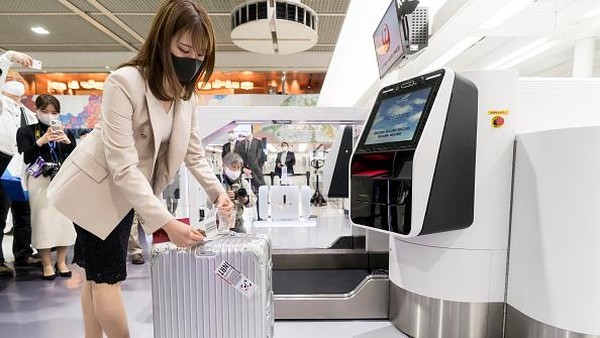 Kehadiran teknologi pengenalan wajah ini pun diharapkan dapat mempercepat proses boarding serta meminimalkan kontak langsung maupun sentuhan yang melibatkan staf bandara maupun penumpang sehingga dinilai dapat mengantisipasi penyebaran virus Corona. Kehadiran teknologi pengenalan wajah ini pun diharapkan dapat mempercepat proses boarding serta meminimalkan kontak langsung maupun sentuhan yang melibatkan staf bandara maupun penumpang sehingga dinilai dapat mengantisipasi penyebaran virus Corona.