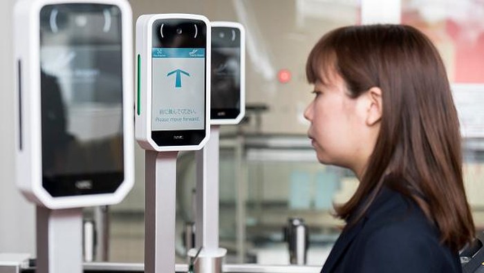 Bandara Internasional Narita mulai uji coba teknologi pengenalan wajah. Mesin itu diharapkan dapat percepat proses boarding dan cegah penyebaran virus Corona.