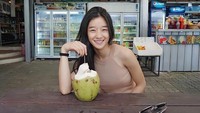 Lagi-lagi Seo Ye Ji memamerkan senyum manisnya. Kali ini ia ditemani air kelapa yang dinikmati langsung dari batoknya. Foto: Instagram seoyejidaily