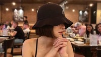 Mampir ke restoran, Seo Ye Ji dipotret candid oleh kerabatnya saat menunggu pesanan makanan. Cantik banget ya! Foto: Instagram seoyejidaily
