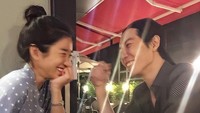 Seo Ye Ji tengah menikmati kopi bersama Kim Jae Wook. Mereka berdua tampak asyik menghabiskan waktu bersama. Foto: Instagram seoyejidaily