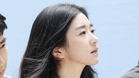 Di drama Korea tersebut, Kim Jung Hyun beradu akting dengan Seohyun dari grup SNSD. Namun ia menghindari sentuhan (skinship) dan bahkan meminta penulis untuk mengubah adegan romantis. Seo Ye Ji disebut-sebut sebagai dalang di balik hal kontroversial ini. Foto: Instagram seoyejidaily
