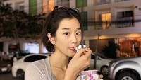 Nyamm! Wanita yang memiliki pinggang mungil ini sedang makan es krim di jalan. Wajahnya terlihat lebih fresh saat berambut pendek ya? Foto: Instagram seoyejidaily