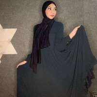 Selebriti Instagram atau selebgram Cindy Caroline baru-baru ini menghebohkan warganet karena keputusannya untuk menjadi mualaf pada 7 Mei 2020. Selebgram yang merupakan salah satu anggota dari Ateam Management besutan Karin Novilda atau Awkarin itu juga sempat tampil berhijab setelah masuk Islam. Cindy Caroline bergabung dengan Ateam Management sejak 2018. Dia pun kerap mengunggah sesi foto dengan Awkarin dan anggota Ateam lainnya. Cindy diketahui mempunyai beberapa bakat, yaitu menyanyi, model, akting, influencer, pembawa acara dan speaker. Cindy populer di Instagram dengan followers lebih dari 355 ribu.  Foto: Dok.Instagram @c.eendy.