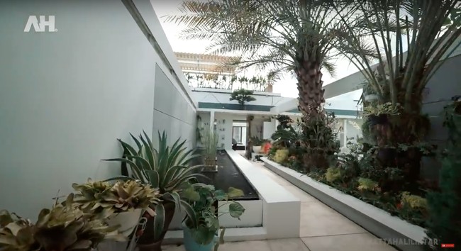 Disamping garasi menuju bagian dalam rumah terdapat kolam ikan dan sebuah lapangan yang cukup luas. Lapangan tersebut sengaja dibuat untuk tempat bermain sang anak. Foto: Youtube/Atta Halilintar