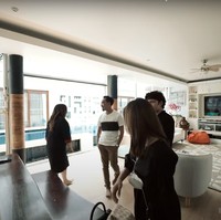 Pada bagian tengah rumah terdapat kolam renang yang dibuat memanjang. Menanggapi salah satu pertanyaann Atta, Maharani mengungkapkan bahwa semua barang-barang mewah seperti rumah dan mobil mampu dibelinya setelah bekerja selama 6 tahun. Foto: Youtube/Atta Halilintar