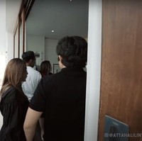 Rumah mewah milik Maharani dan Ajik yang terletak di Bali ini memiliki desain seperti layaknya sebuah villa. Tidak banyak ruangan-ruangan kamar di dalam rumah tersebut. Foto: Youtube/Atta Halilintar