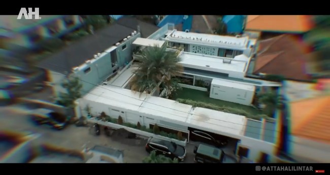 Rumah mewah yang satu ini dimiliki oleh salah satu groomsmen Atta Halilintar yang bernama Ajik Dewa. Rumah yang terletak di Bali ini cukup luas dan dipenuhi dengan barang-barang berharga fantastis. Foto: Youtube/Atta Halilintar