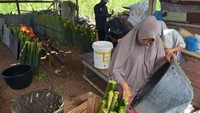 Lemang bambu yang ramai diproduksi pada bulan ramadhan untuk menu berbuka puasa di daerah itu ditawarkan seharga Rp 20.000 hingga Rp70.000 per batang menurut ukuran dan besarnya.