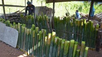 Warga memasak lemang bambu usaha rumahan di Desa Lambaro Skeep, Kecamatan Syiah Kuala, Banda Aceh, Aceh, Selasa (13/4/2021).