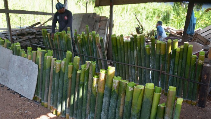 Lemang bambu kerap jadi panganan yang dicari saat bulan Ramadhan. Seperti apa proses pembuatannya?