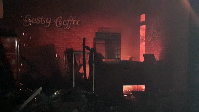 Ditinggal Pulang, Bangunan Cafe di Situbondo Hangus Terbakar