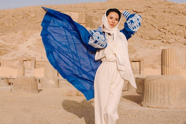 Direktur pengelola tol PT CMP yang juga dikenal sebagai sosialita Fitria Yusuf baru saja jadi mualaf. Fitria Yusuf mengucapkan dua kalimat syahadat dibimbing oleh Wasekjen MUI Pusat, KH Zaitun Rasmin di Masjid Lautze, Sawah Besar, Jakarta Pusat pada 12 Maret 2020. Peristiwa bahagia itu disaksikan langsung ayah Fitria, Jusuf Hamka yang merupakan mantan Direktur Pengelola Tol PT Citra Marga Nusaphala. Pada Ramadhan 2021 ini pun menjadi puasa pertama Fitria setelah menjadi mualaf. Persada tbk. Foto: Dok. Instagram @fitriayusuf_official