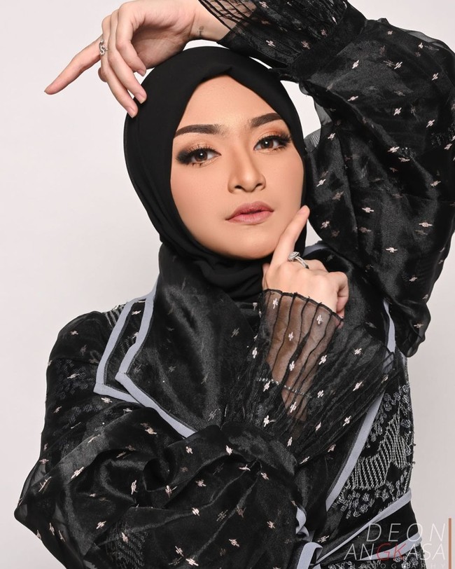 Kisah hijrah selanjutnya datang dari istri komedian Sule, Nathalie Holscher. Dia menjadi perbincangan warganet setelah memutuskan menjadi mualaf dan berhijab. Nathalie Holscher memutuskan untuk menjadi mualaf pada 22 September 2020. Wanita yang lahir pada 14 Desember 1992 ini pertama kali berkarier di dunia hiburan sebagai model dan penyanyi. Ia pernah tergabung di grup duo bernama beberapa musisi ternama tanah air. Setelah menjajal dunia tarik suara, ia pun mencoba menjadi DJ. Bagi Natalie tahun ini puasa pertamanya dan menjadi seorang istri. Foto: Dok. Instagram @nathalieholscher.