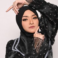 Kisah hijrah selanjutnya datang dari istri komedian Sule, Nathalie Holscher. Dia menjadi perbincangan warganet setelah memutuskan menjadi mualaf dan berhijab. Nathalie Holscher memutuskan untuk menjadi mualaf pada 22 September 2020. Wanita yang lahir pada 14 Desember 1992 ini pertama kali berkarier di dunia hiburan sebagai model dan penyanyi. Ia pernah tergabung di grup duo bernama beberapa musisi ternama tanah air. Setelah menjajal dunia tarik suara, ia pun mencoba menjadi DJ. Bagi Natalie tahun ini puasa pertamanya dan menjadi seorang istri. Foto: Dok. Instagram @nathalieholscher.