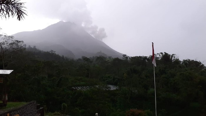 Erupsi Gunung Merapi sejauh 1,4 km mengarah ke sektor barat daya, Selasa (13/4/2021)