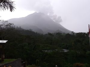 Gunung Merapi Erupsi Petang Ini