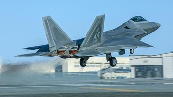 F-22 Raptor dapat membawa banyak senjata. Terdapat tiga ruang senjata internal utama. F-35 bisa membawa sekitar 2,5 ton bom dan rudal tapi F-22 mampu membawa beban senjata lebih dua kali lipatnya. Maka, F-22 tak hanya memiliki fitur tempur yang luar biasa, tetapi juga ideal untuk melakukan misi tempur jangka panjang. Foto: Lockheed Martin