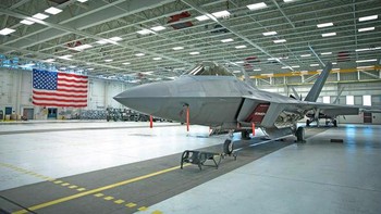 F-22 Raptor merupakan jet tempur generasi kelima perdana yang dibuat oleh Amerika Serikat. Produsennya adalah Lockheed Martin dan terbang pertama kali pada 7 September 1997. Pesawat siluman segala cuaca ini bermesin ganda dan eklusif digunakan oleh Angkatan Udara AS. Foto: Lockheed Martin