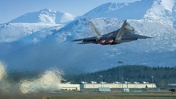 F-22 Raptor ditujukan sebaai pengganti F-16 Fghting Falcon dan F-15 Eagle, sehingga mampu bertempur udara ke darat atau udara ke udara. Namun kemampuan terbaiknya memang peperangan di udara. Foto: Lockheed Martin