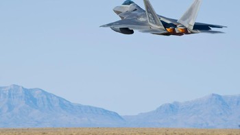 Pada 23 September 2014, F-22 ditugaskan dalam misi tempur pertamanya. Jet siluman ini menyerang target darat ISIS di Suriah dan berhasil dilakukannya dengan baik. Foto: Lockheed Martin