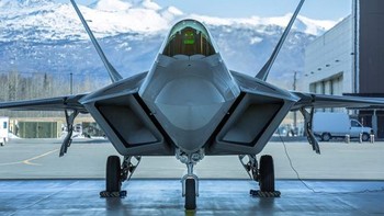 Karena teknologinya banyak yang rahasia dan dikhawatirkan ditiru militer lain, F-22 Raptor tidak boleh diekspor dan semata hanya dapat dipakai Angkatan Udara AS. Pesawat ini telah diproduksi sebanyak 195 unit. Foto: Lockheed Martin