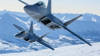 Kokpit F-22 Raptor lebih melindungi pilot dan yang pertama kompatibel dengan Night Vision Goggles. Juga ada sistem Helmet Mounted System untuk menambah konsentrasi pilot. Foto: Lockheed Martin