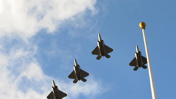 Angkatan Udara Amerika Serikat pernah melarang terbang seluruh armada jet tempur F-22 miliknya di tahun 2011. Pelarangan itu dilakukan setelah muncul masalah dengan pasokan oksigen di sistemnya, namun kemudian dapat diatasi. Foto: Lockheed Martin