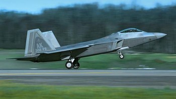 F-22 Raptor diklaim lihai menghindari radar. Misalnya karena sayap utama dan sayap belakang F-22 sejajar dengan tepat, ia tampak sekecil lebah di radar sehingga sukar terlihat. Foto: Lockheed Martin
