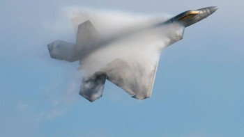 F-22 Raptor dirancang untuk superioritas udara dan sangat sukar dilacak oleh radar. Biaya pembuatan per unitnya mencapai USD 150 juta, salah satu yang termahal di dunia berkat berbagai macam kecanggihan yang disandangnya. Foto: Lockheed Martin