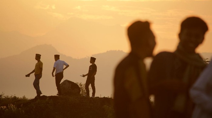 Sejumlah bocah menikmati suasana fajar pertama bulan Ramadhan di Bukit Samata, Kabupaten Gowa, Sulawesi Selatan, Selasa (13/4/2021). Bukit tersebut ramai dikunjungi remaja hingga anak-anak untuk menyaksikan matahari terbit pertama pada bulan Ramadhan 1442 H. ANTARA FOTO/Arnas Padda/yu/hp.
