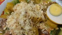 Soto lamongan Fira yang berlokasi di Jl. Pancoran Barat XI No.4 juga bisa kamu coba. Hanya berkisar Rp. 14 ribu - Rp. 15 ribu, kamu sudah bisa mendapatkan semangkuk soto lamongan yang berlimpah koya. Foto: Instagram
